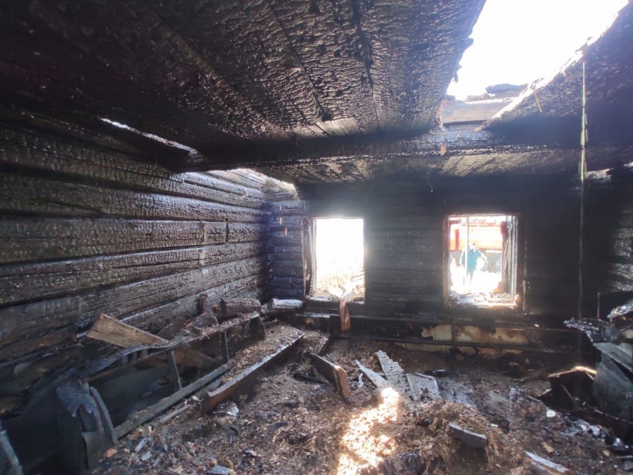 Женщину госпитализировали из выгоревшего дома