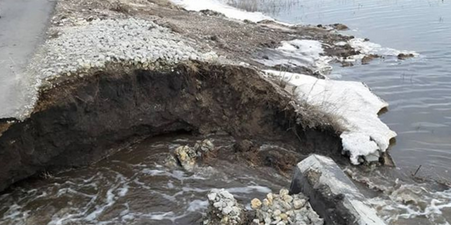В Балашовском районе талые воды размыли дорогу