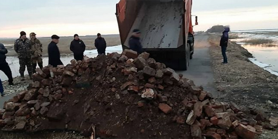 В Балашовском районе талые воды размыли дорогу