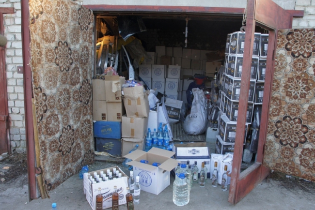 В Саратове выявлены два гаража, заставленных «элитным» алкоголем