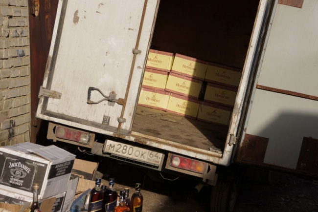 В Саратове выявлены два гаража, заставленных «элитным» алкоголем