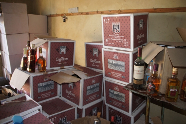В Саратове выявлены два гаража, заставленных «элитным» алкоголем