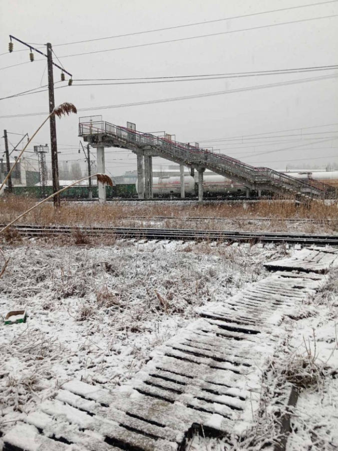 В Саратове сбитая поездом женщина шла в наушниках