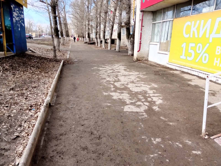 В Ершове рядом с поликлиникой улицу затопило грязью