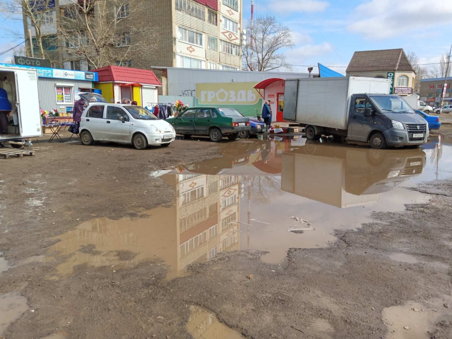 В Ершове рядом с поликлиникой улицу затопило грязью