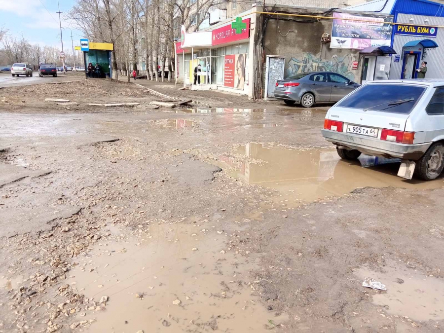 В Ершове рядом с поликлиникой улицу затопило грязью