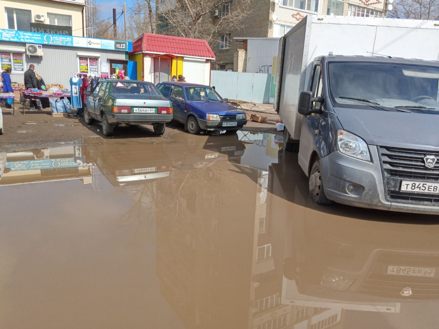 В Ершове рядом с поликлиникой улицу затопило грязью
