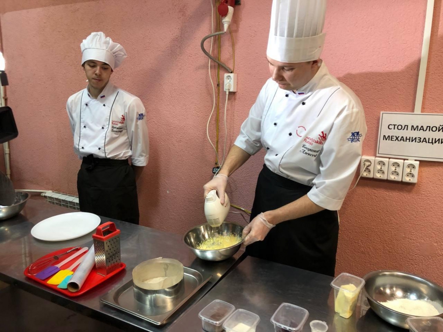 В Саратове студенты испекли «Пирог Гагарина»