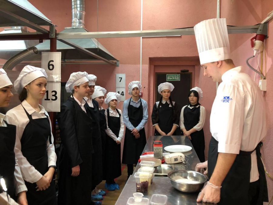 В Саратове студенты испекли «Пирог Гагарина»