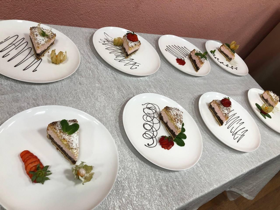 В Саратове студенты испекли «Пирог Гагарина»