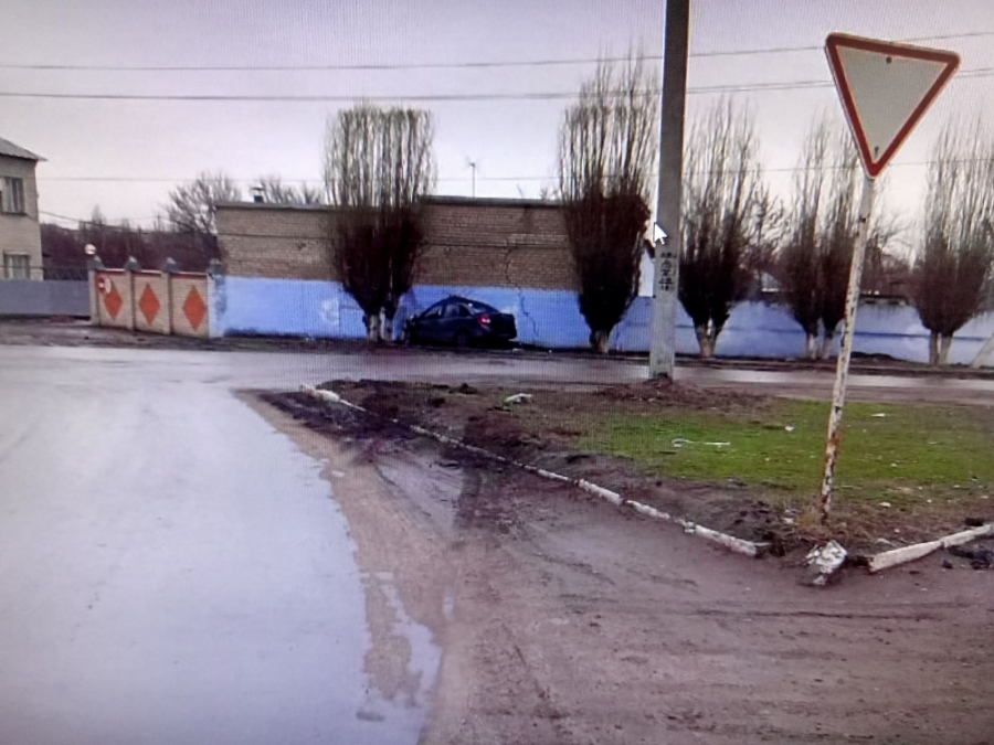 В Аткарске «Гранта» расплющилась о забор. Шофер умер на месте