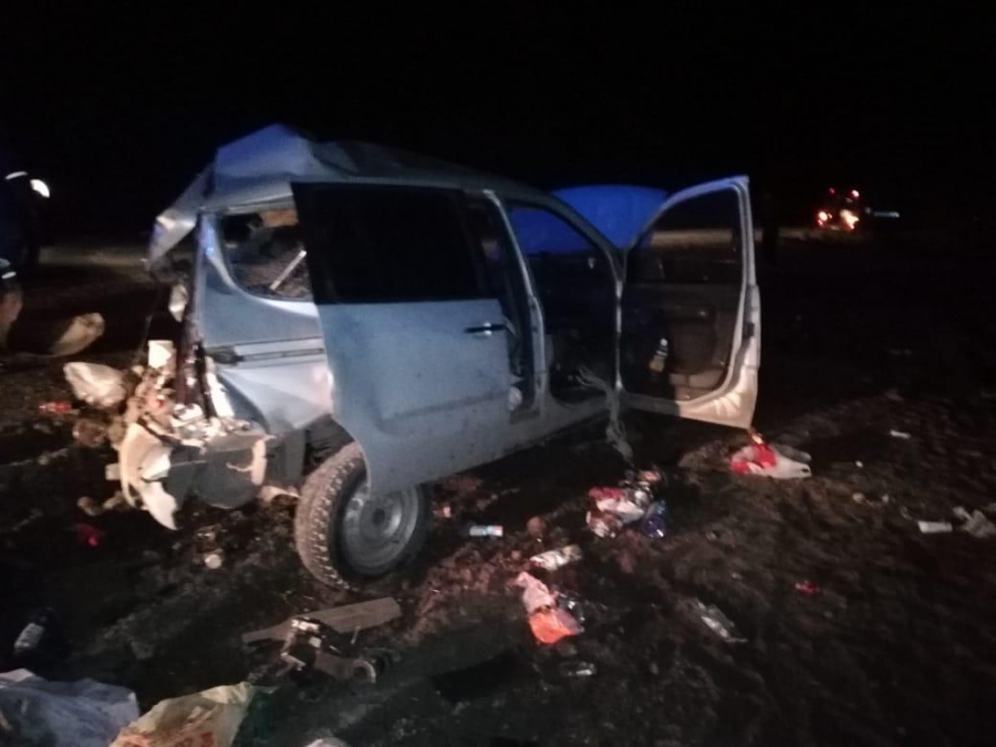 Фура протаранила «Шкоду» на буксире «Надежды». Трое в больнице