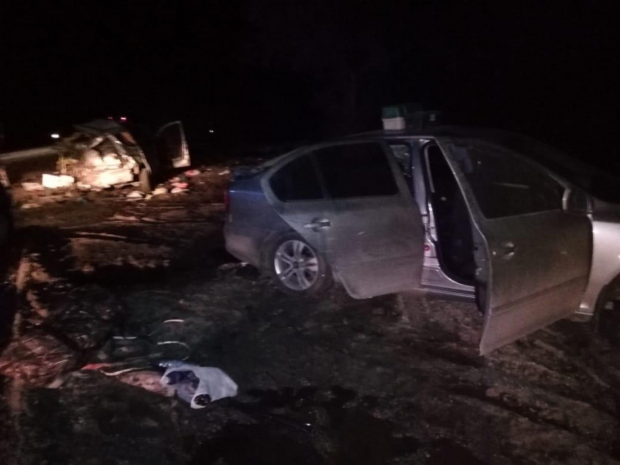 Фура протаранила «Шкоду» на буксире «Надежды». Трое в больнице