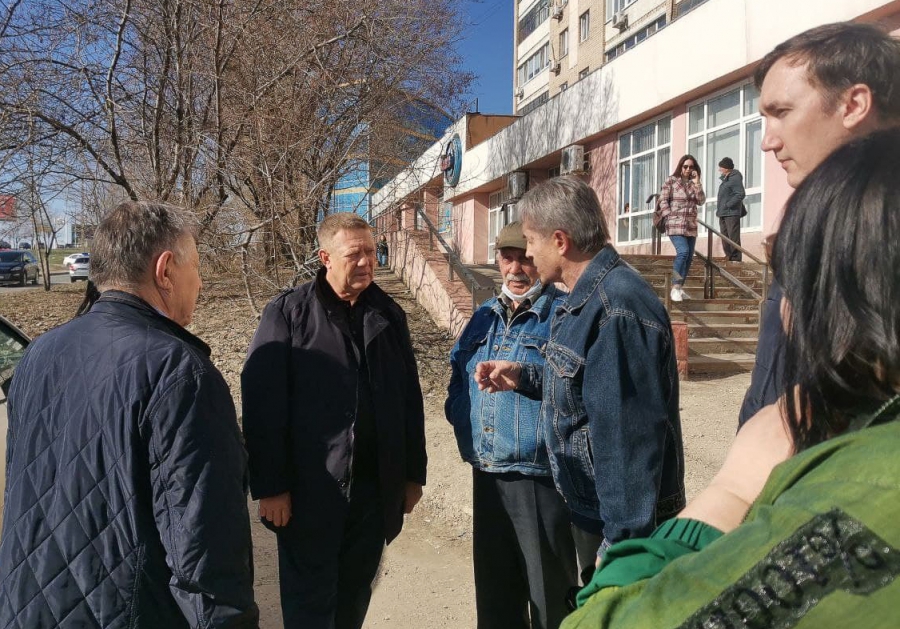 Депутат Панков и жители Юбилейного напомнили подрядчику о графике ремонта тротуаров