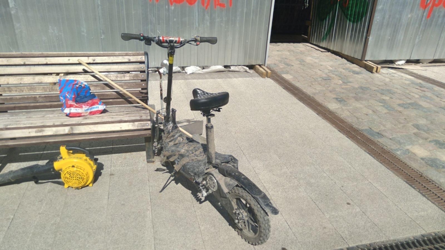 Мужчина на электросамокате сильно травмировал прохожую на проспекте Кирова