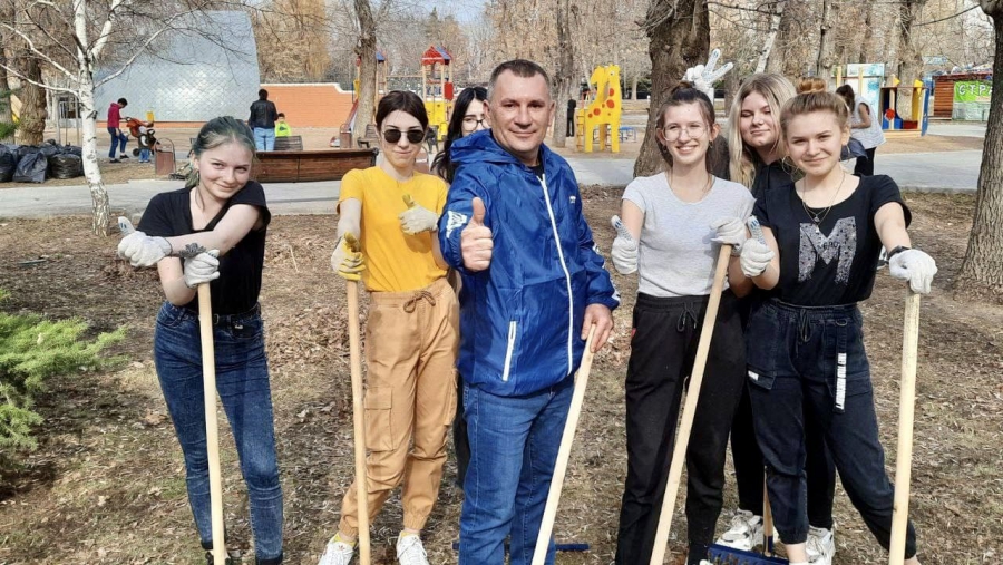 Молодежь и партия «Единая Россия» привели в порядок городской парк в Энгельсе
