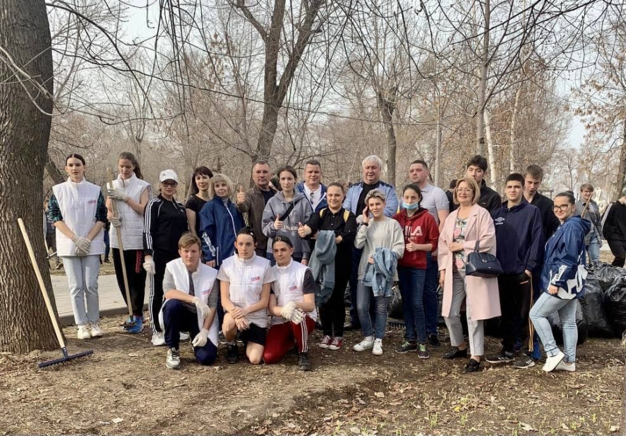 Молодежь и партия «Единая Россия» привели в порядок городской парк в Энгельсе