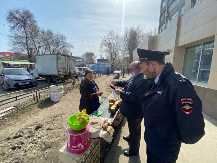 Возле «Оранжевого» пресекли уличную торговлю мясом и соленьями