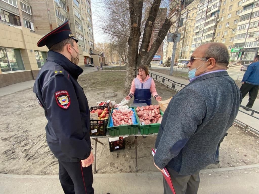 Возле «Оранжевого» пресекли уличную торговлю мясом и соленьями