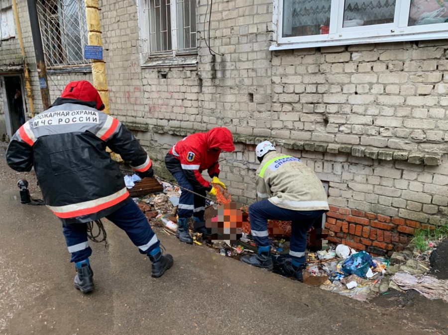 В подвале дома на Азина обнаружили гниющий труп мужчины