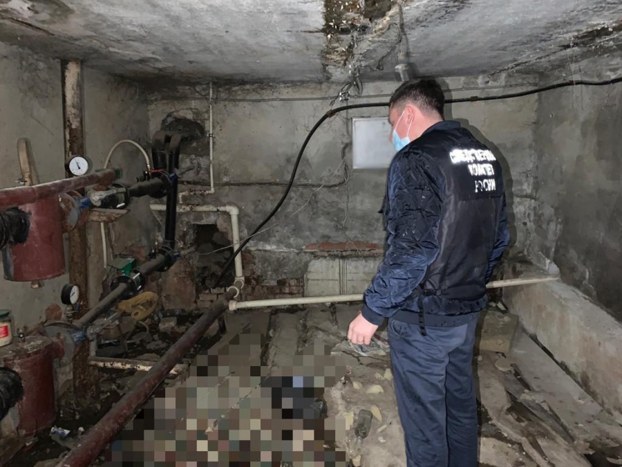 В подвале дома на Азина обнаружили гниющий труп мужчины