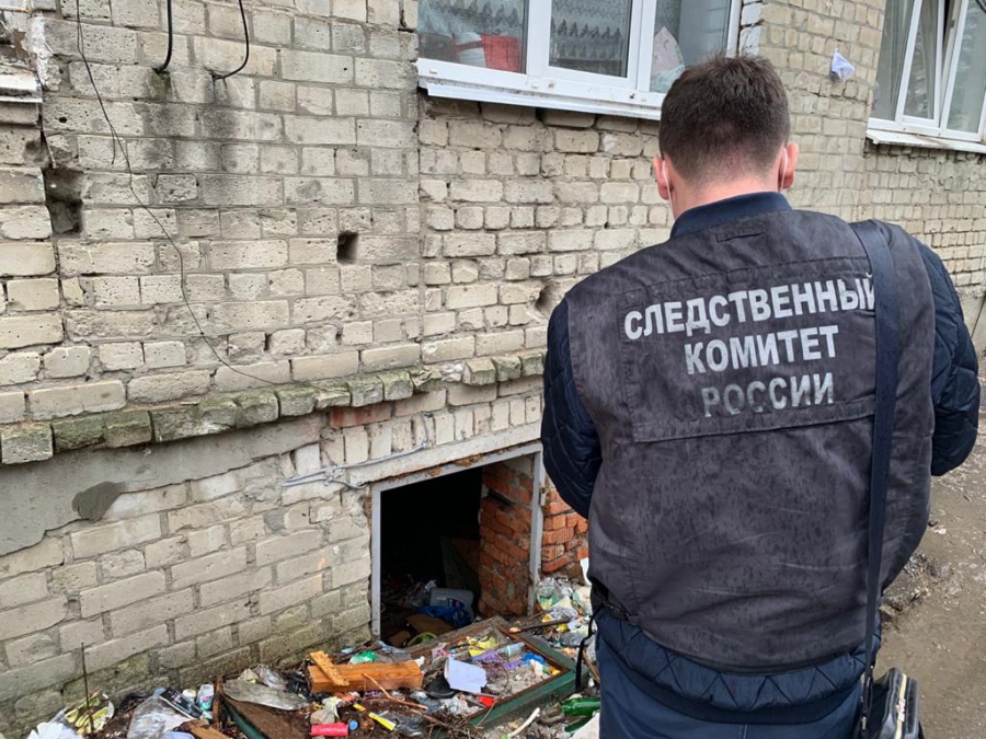 В подвале дома на Азина обнаружили гниющий труп мужчины