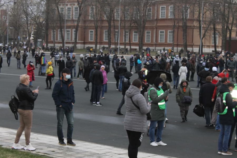 Время саратов секунды сейчас. Митинг шествие Саратов. Навальный митинг Саратов. Митинг Саратов несанкционированный. Митинг в Саратове сейчас.