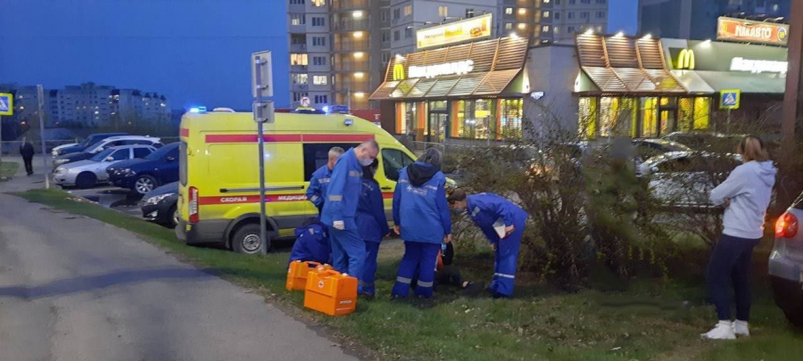 На Чернышевского «Фольксваген» вылетел с дороги и сбил двоих подростков