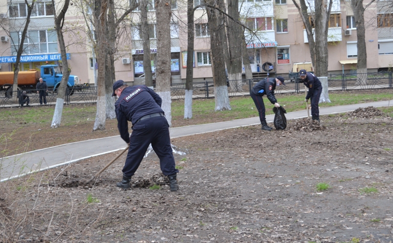 Сотрудники УМВД провели субботник в сквере имени Михаила Гадеева