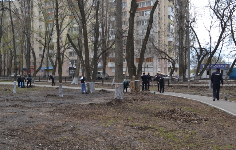 Сотрудники УМВД провели субботник в сквере имени Михаила Гадеева