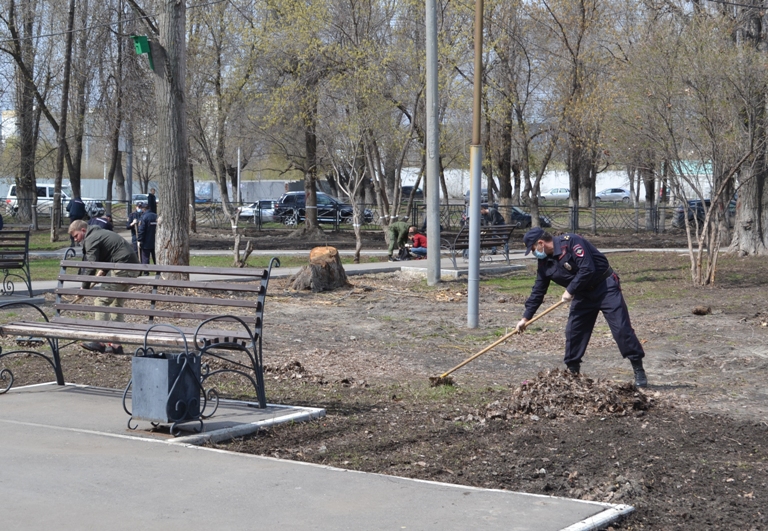 Сотрудники УМВД провели субботник в сквере имени Михаила Гадеева