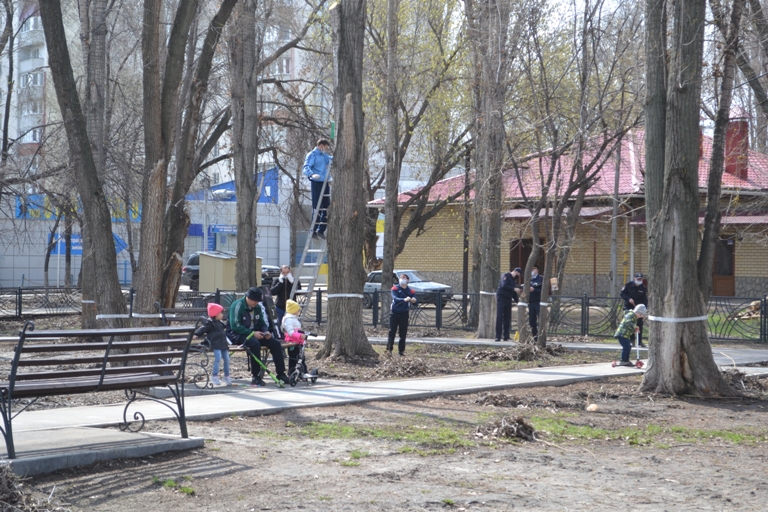 Сотрудники УМВД провели субботник в сквере имени Михаила Гадеева