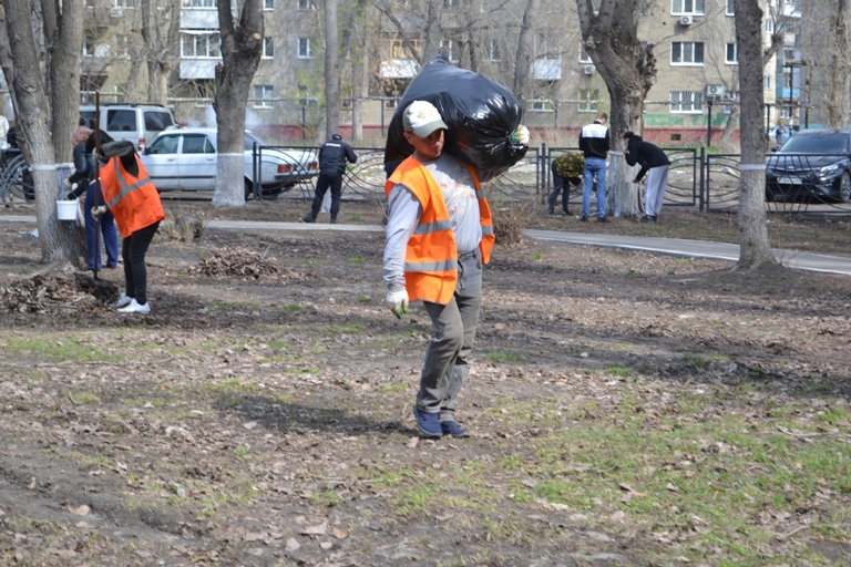 Сотрудники УМВД провели субботник в сквере имени Михаила Гадеева