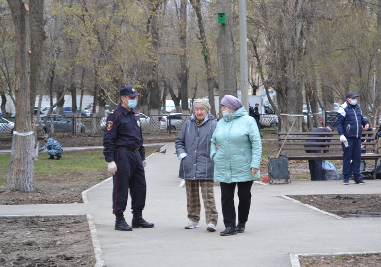 Сотрудники УМВД провели субботник в сквере имени Михаила Гадеева