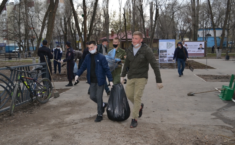 Сотрудники УМВД провели субботник в сквере имени Михаила Гадеева
