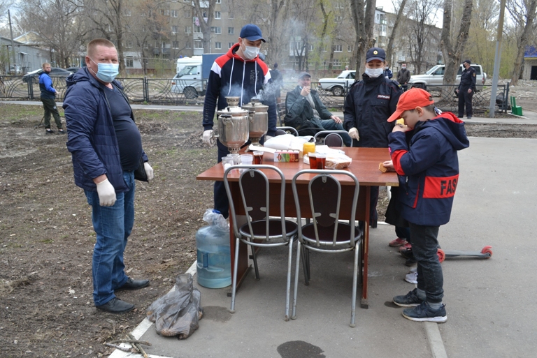 Сотрудники УМВД провели субботник в сквере имени Михаила Гадеева