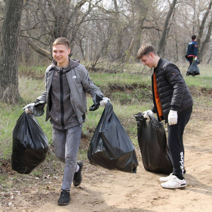 Энгельс принял участие во всероссийском субботнике