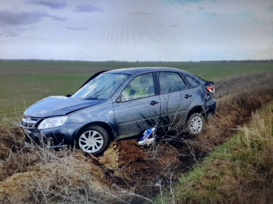 Под Ершовом мужчина на «Гранте» опрокинулся в кювет и погиб