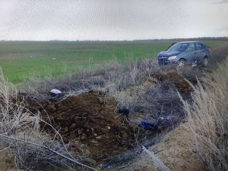 Под Ершовом мужчина на «Гранте» опрокинулся в кювет и погиб