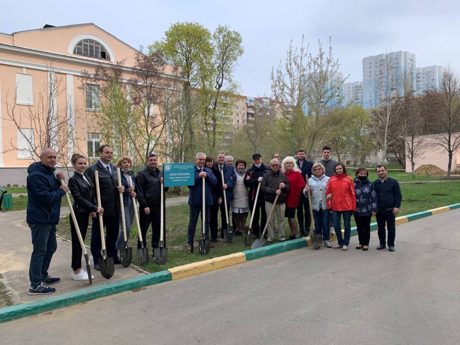 На территории первой городской больницы в Саратове появилась «Аллея поколений»