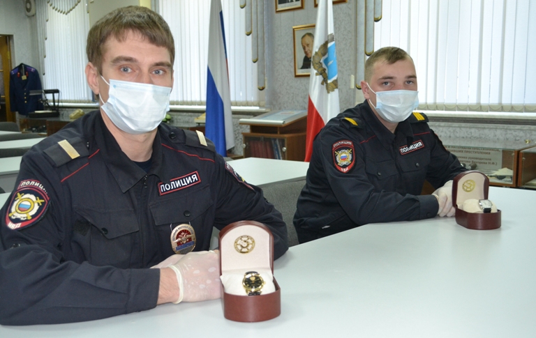 Саратовских полицейских наградили за спасение людей на пожаре