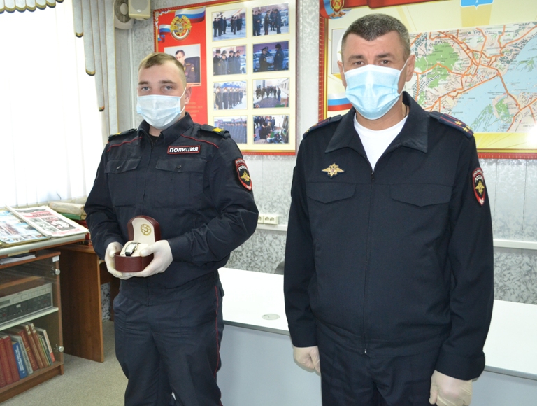 Саратовских полицейских наградили за спасение людей на пожаре