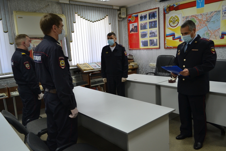 Саратовских полицейских наградили за спасение людей на пожаре