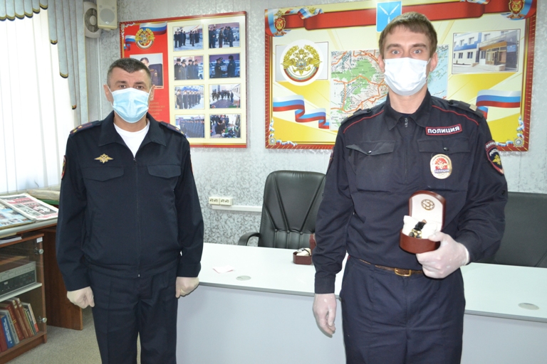 Саратовских полицейских наградили за спасение людей на пожаре