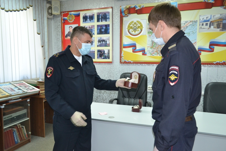 Саратовских полицейских наградили за спасение людей на пожаре