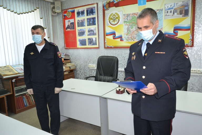 Саратовских полицейских наградили за спасение людей на пожаре