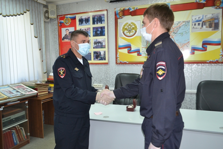 Саратовских полицейских наградили за спасение людей на пожаре