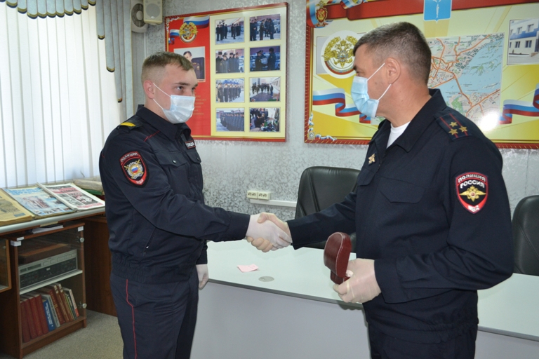 Саратовских полицейских наградили за спасение людей на пожаре