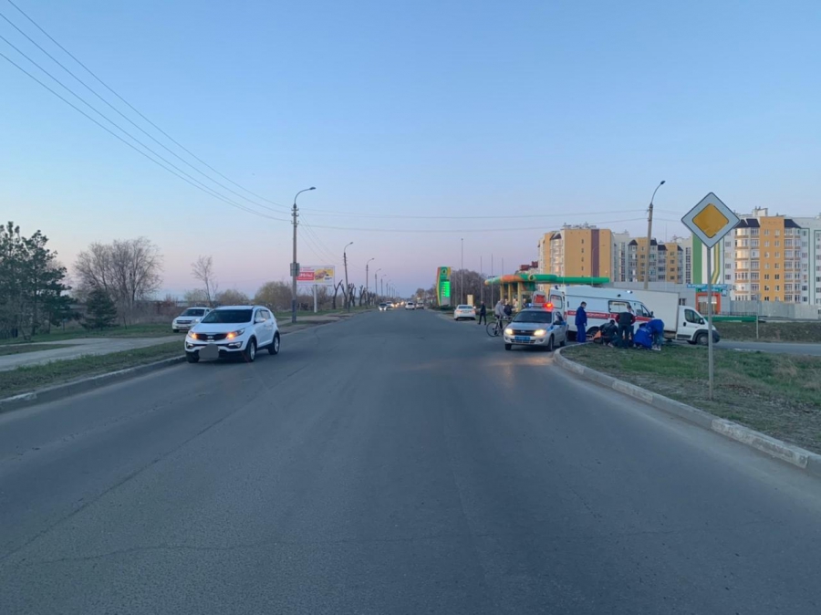 На набережной кроссовер травмировал пожилого велосипедиста