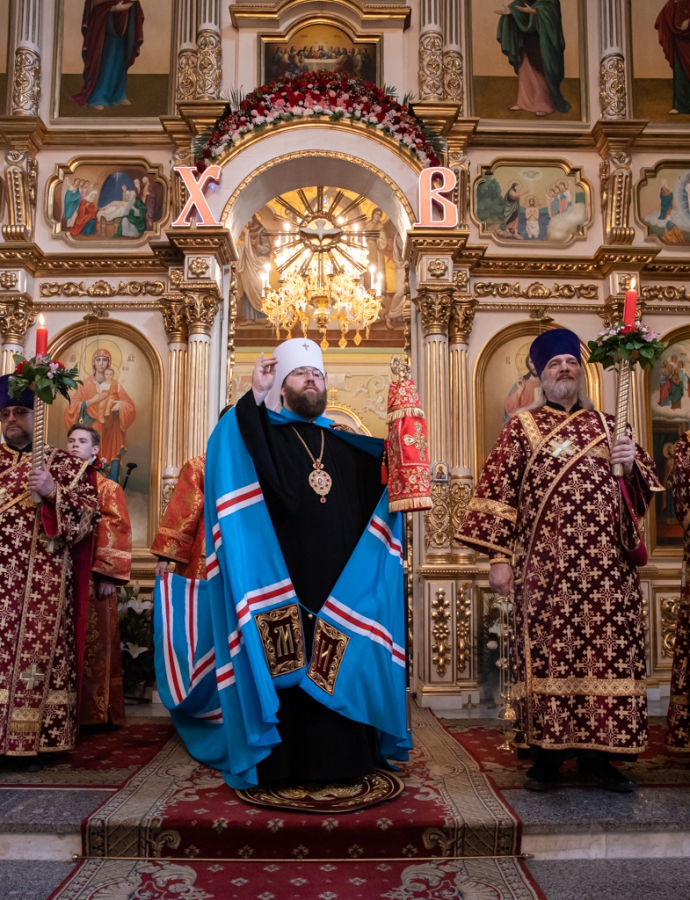 Саратовцы встретили Благодатный огонь из Иерусалима